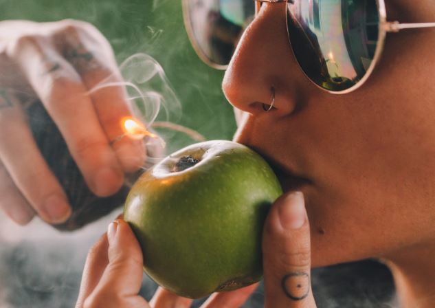 How to smoke out of an apple